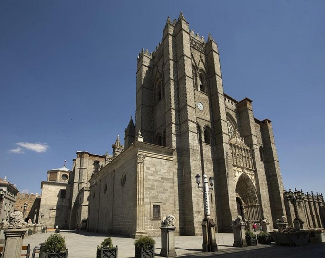 Apartamentos Turisticos Avila La Catedral Exterior photo